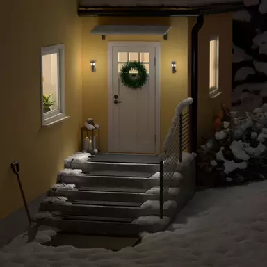 Multimat seriekopplade på trappa och entré för ett hus i vintern på natten