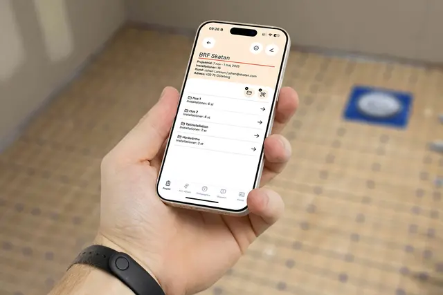 En Iphone som hålls i handen med Garantera