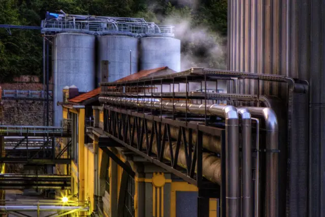 Industrianläggning med rör och tankar